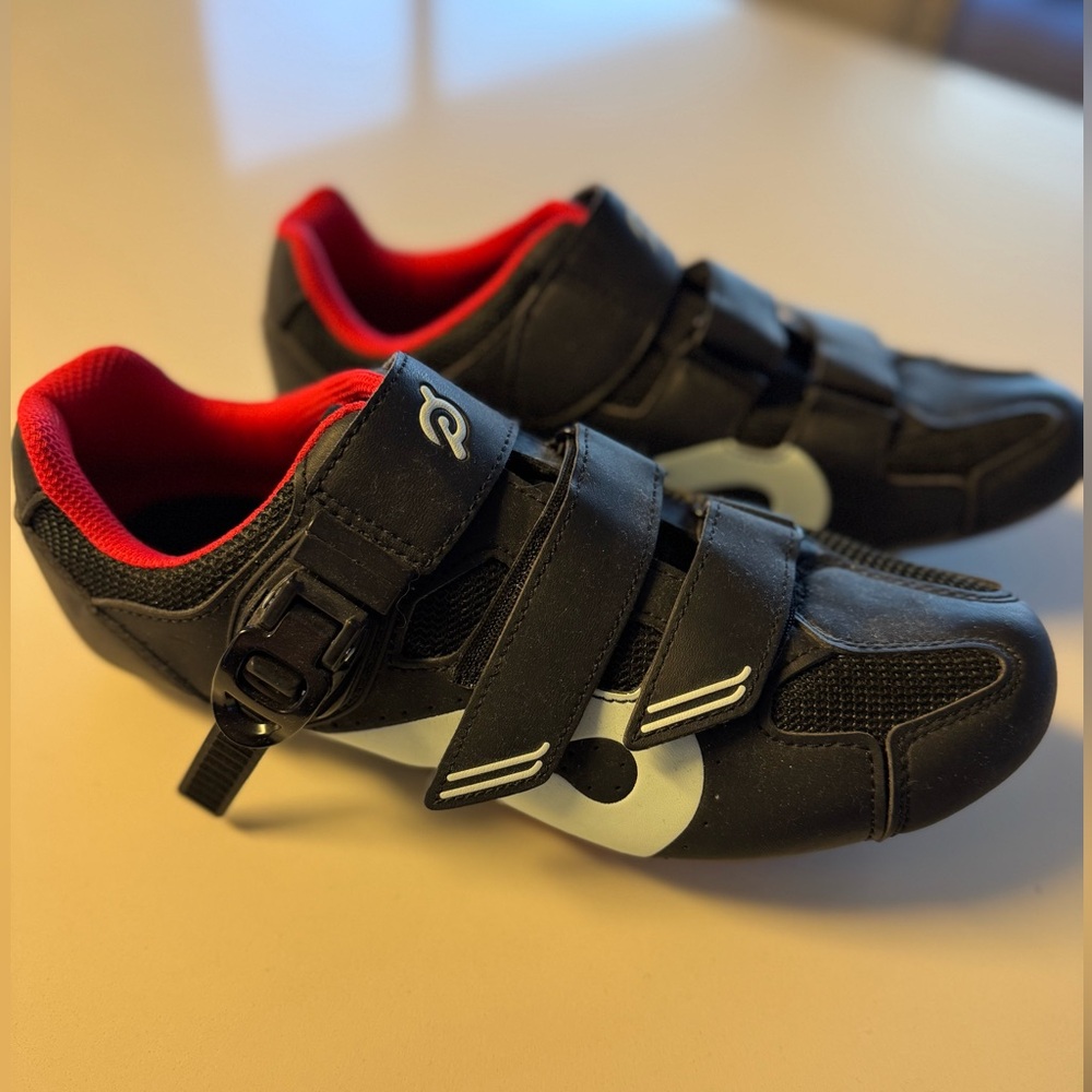 BRAND NEW never worn Peloton training shoes
Size 41  (9)